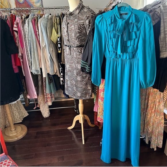 Dresses & Skirts - Stunning Blue Vintage Ruffle Dress